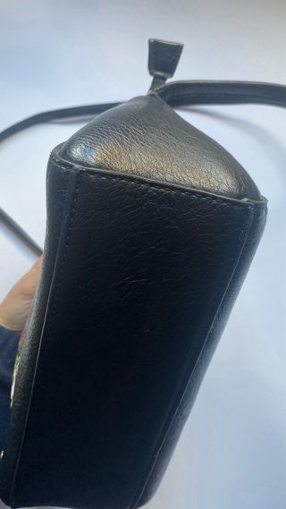 Bolso negro pequeño bordado flores