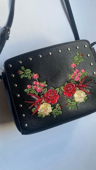 Bolso negro pequeño bordado flores