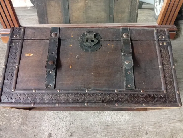 Baúl antiguo de madera