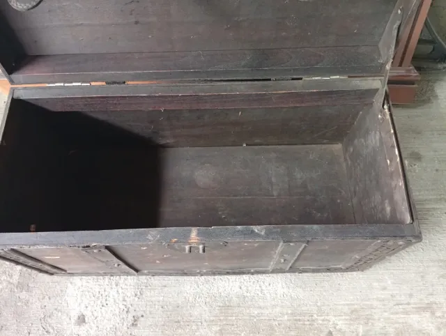 Baúl antiguo de madera