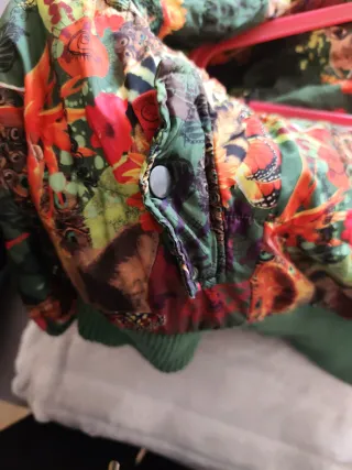 Chaqueta Desigual verde con capucha reversible