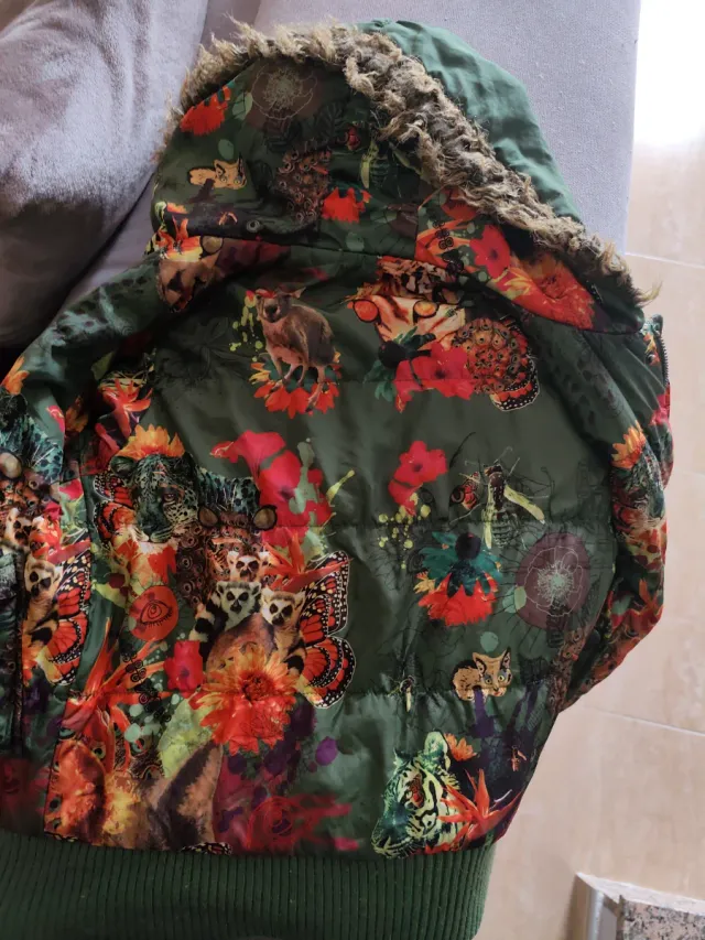 Jaqueta Desigual verde com capuz reversível