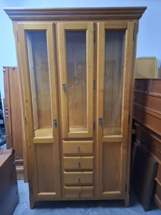 Vitrina de madera y cristal