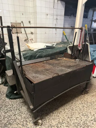 Barbecue in ferro con ruote