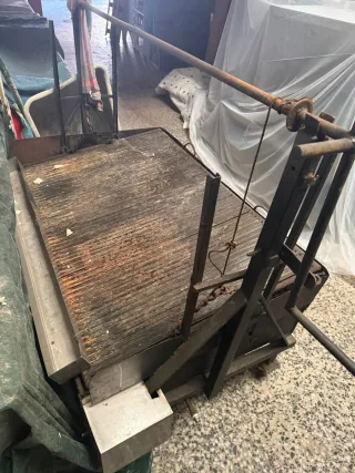 Barbecue in ferro con ruote