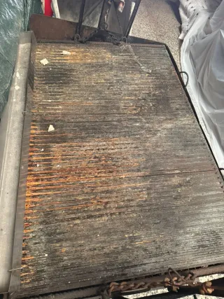 Barbecue in ferro con ruote