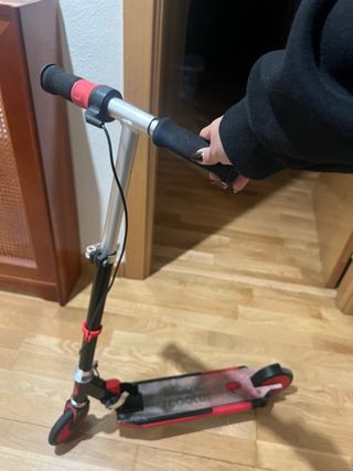 Patinete infantil rojo y negro