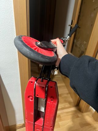 Patinete infantil rojo y negro