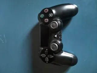 PS4 Negra 1TB + DualShock + 6 Juegos