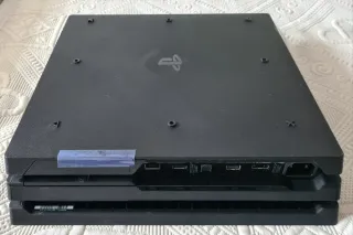 Playstation 4 Pro 1TB + 3 Mandos