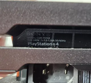 Playstation 4 Pro 1TB + 3 Mandos