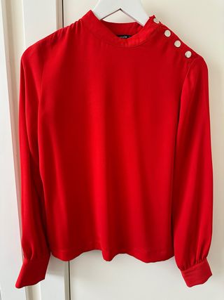 Blusa roja manga larga con botones