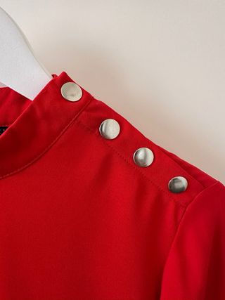 Blusa roja manga larga con botones