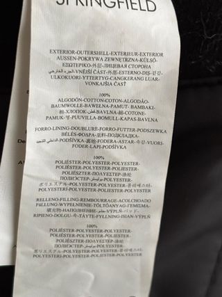 Abrigo negro con capucha de vestir