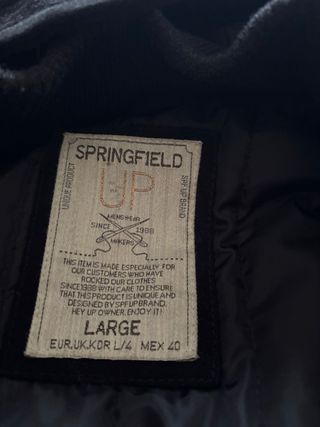 Abrigo negro con capucha de vestir