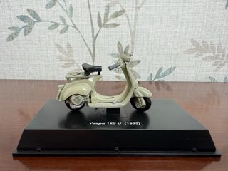 Modellino Vespa 125 U (1953) con teca – Collezione