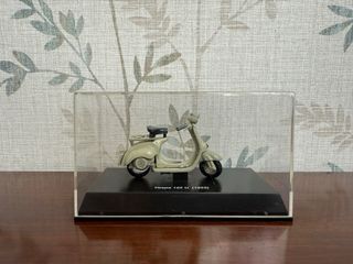 Modellino Vespa 125 U (1953) con teca – Collezione