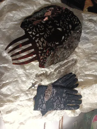 Peineta, guantes, rosario y broche,semana santa.