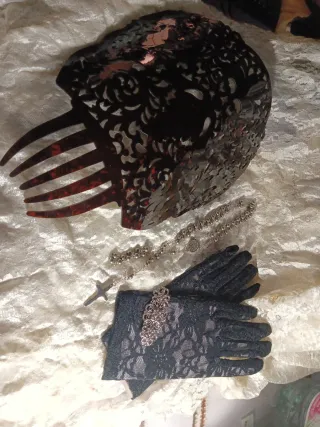 Peineta, guantes, rosario y broche,semana santa.