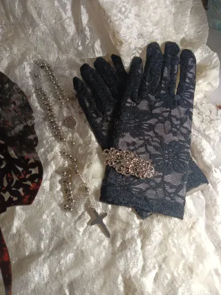Peineta, guantes, rosario y broche,semana santa.