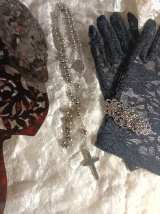Peineta, guantes, rosario y broche,semana santa.