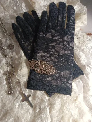 Peineta, guantes, rosario y broche,semana santa.