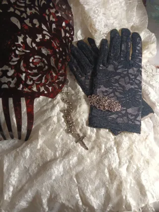 Peineta, guantes, rosario y broche,semana santa.