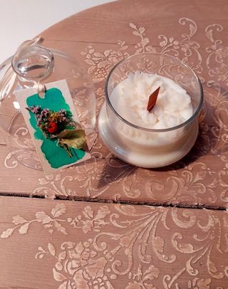 Candela in vetro con decorazione floreale