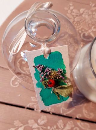 Candela in vetro con decorazione floreale