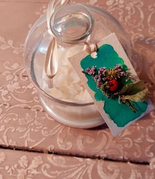 Candela in vetro con decorazione floreale