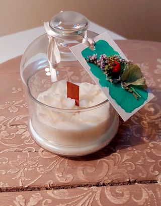 Candela in vetro con decorazione floreale