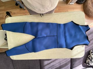 Traje de neopreno azul con capucha