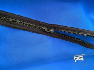 Traje de neopreno azul con capucha