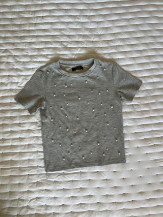 Camiseta gris con perlas