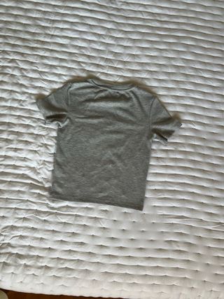 Camiseta gris con perlas