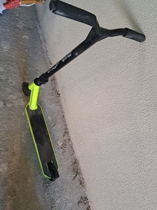 Monopatín infantil negro y verde