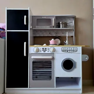 Cocina de juguete con menaje