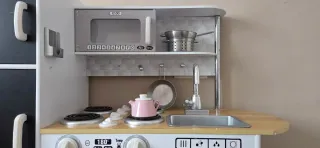 Cocina de juguete con menaje