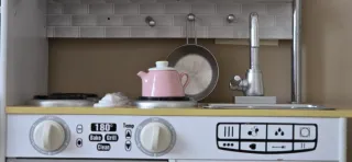 Cocina de juguete con menaje