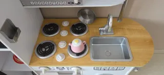 Cocina de juguete con menaje