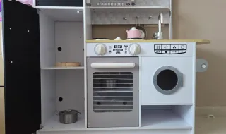 Cocina de juguete con menaje