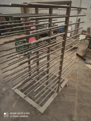 Carro con estantes metálicos