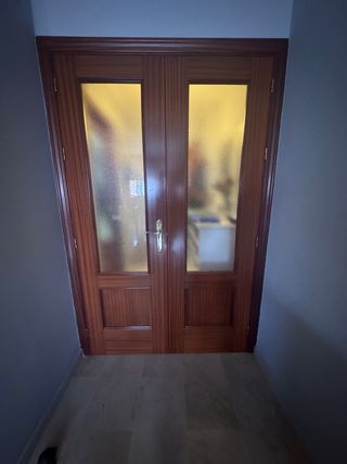 Puerta doble de madera con cristal