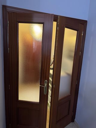 Puerta doble de madera con cristal