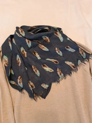 Pañuelo mujer hojas azul grisaceo y beige