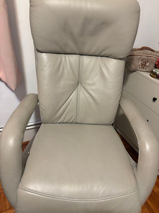 Sillón de piel gris