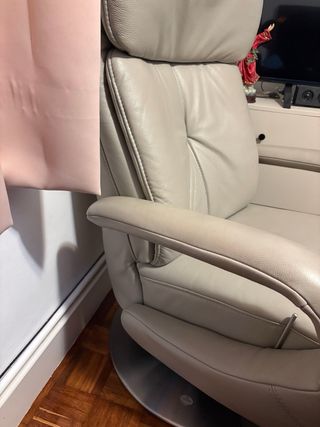 Sillón de piel gris