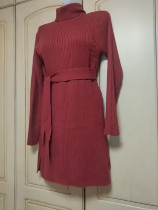 Vestido burdeos cuello alto con cinturón