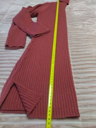 Vestido burdeos cuello alto con cinturón