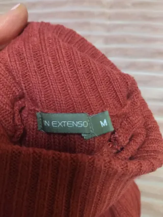 Vestido burdeos cuello alto con cinturón